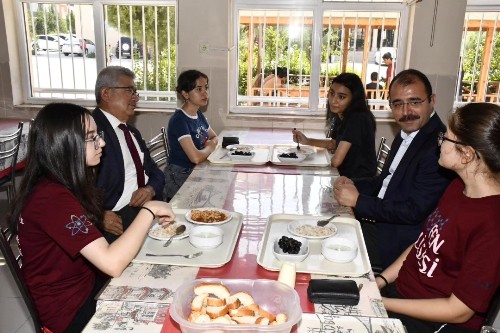 Kaymakamımız Sayın Erdinç DOLU, Fen Lisesi’nde Öğrencilerle Yemek Yedi