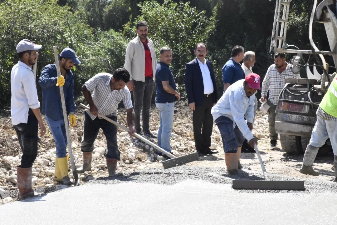 Kaymakamımız Sayın Erdinç DOLU, Harkaçtığı Köyünde Beton Yol Çalışmasını Yerinde İnceledi