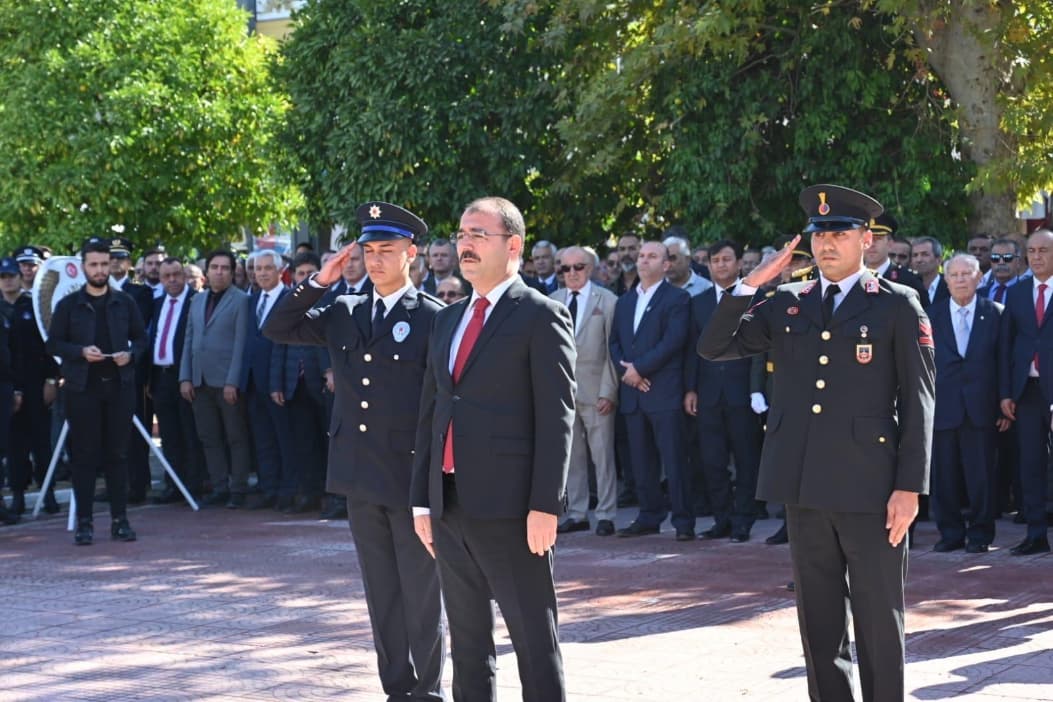 Cumhuriyet Bayramı Törenleri Çelenk sunma töreni ile başladı